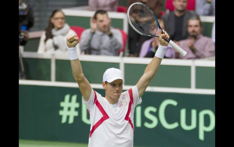 De esta forma, Tomas celebra darle el punto definitivo a su país. EFE /