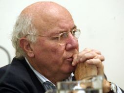 El autor de obras como 'Padre y memoria' y 'Clave morse' pasó una mala noche tosiendo y con temperatura. ARCHIVO /