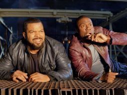 Ice Cube (i) y Kevin Hart en una escena de la película 'Ride Along'. AP /