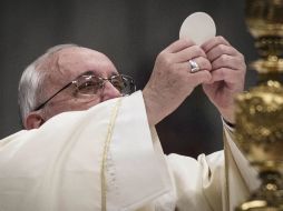 Francisco celebra una misa con motivo de la Fiesta de la Candelaria. EFE /