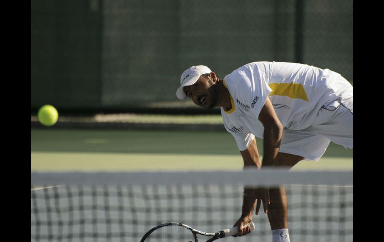 Miguel 'El Gallo' Gallardo rompió el empate para darle a México el triunfo y el pase a la segunda ronda. ARCHIVO /