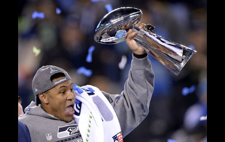 Malcom Smmith fue designado el JMV del Super Bowl XLVIII, aqui levanta el trofeo Vince Lombardi. AP /