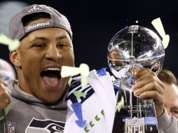Malcolm Smith, sostiene el trofeo 'Vince Lombardi'. EFE /