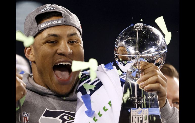 Malcolm Smith, sostiene el trofeo 'Vince Lombardi'. EFE /