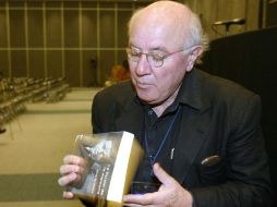 El escritor sigue sedado y entubado a causa de una insuficiencia renal y un cuadro de neumonía. ARCHIVO /