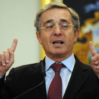Uribe acusa a Santos de legitimar a FARC como políticos en Colombia