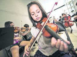 La clase de violín. ECOS busca crear bandas sinfónicas y más.  /