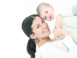 Especialistas en nutrición señalan que una dieta saludable es esencial para bajar los kilos ganados durante el embarazo. ESPECIAL /