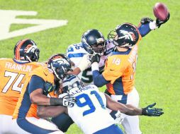 El apoyador de Seattle, Cliff Avril (56), alcanza a golpear al mariscal de campo de Denver, Peyton Manning. AP /
