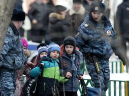 Los agentes evacuaron a los pequeños que se encontraban dentro del plantel en que ocurrió la tragedia. AP /