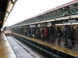 La ciudad ahora enfrenta una tormenta de nieve y afectaciones al transporte. AFP /