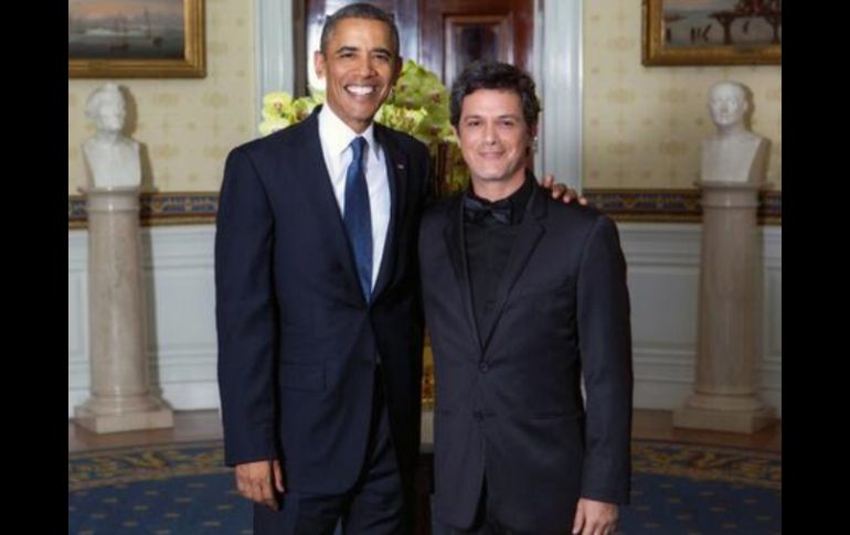 El intérprete ha acompañado la noticia con una foto que inmortaliza el encuentro que tuvo con el presidente. ESPECIAL /