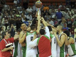 Lograron algo histórico al coronarse en el torneo al que habían acudido como invitados. ARCHIVO /