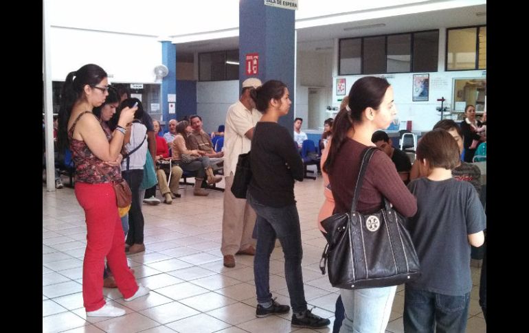 Las personas esperan de pie para aplicarse la vacuna.  /