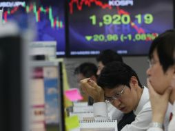 Corredores de bolsa se muestran preocupados ante los resultados en el mercado accionario. AP /