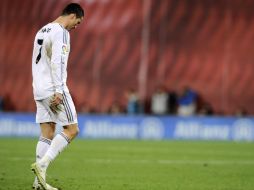 El delantero, tras ser expulsado, abandona el terreno de juego, durante  el partido de Liga de España frente al Athletic de Bilbao. AP /
