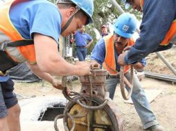 Personal del SIAPA trabaja para repara la fuga. ESPECIAL /