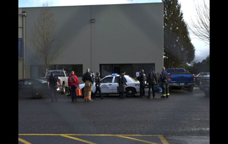 Policías aseguran el centro de distribución de pintura en Vancouver, donde sucedió el incidente. AP /