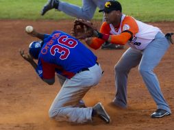 Jose Fernández de Villa Clara, intercepta una pelota en segunda base ante Héctor Gómez de Tigres del Licey. EFE /