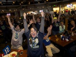 Fanáticos de los Halcones Marinos de Seatle celebran la victoria de su equipo. AP /