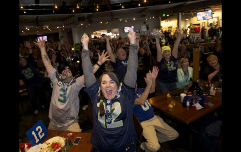 Fanáticos de los Halcones Marinos de Seatle celebran la victoria de su equipo. AP /