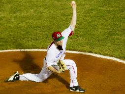 Nathan Reed de Naranjeros,  lanza la pelota ante Navegantes del Magallanes. EFE /