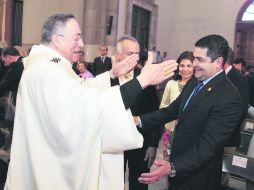 Apoyo. El cardenal Óscar Andrés Rodríguez saluda al mandataario hondureño, que reconoce el grave problema de seguridad en la nación.  /