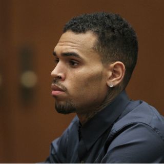 Chris Brown libra la cárcel, sigue en terapia