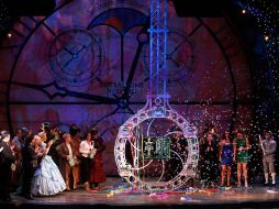 El elenco de la obra devela la placa por las 100 representaciones. NTX /