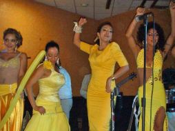 Iris Mendoza (2d) afirma que la foto en la que aparece con Melissa Plancarte (i) se tomó en un evento social. ARCHIVO /