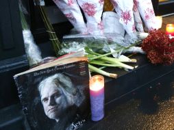 Personas han colocado fotos, flores y veladoras afuera del que fuera el departamento del actor, en NY. AP /