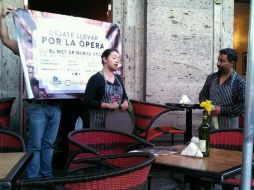 Dos meseros cantan para atraer la atención de las personas.  /