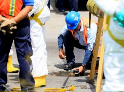 Empleados del SIAPA trabajan en la reparación. ARCHIVO /