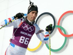 Un competidor de Francia realiza su práctica en la sede del biatlon. AFP /