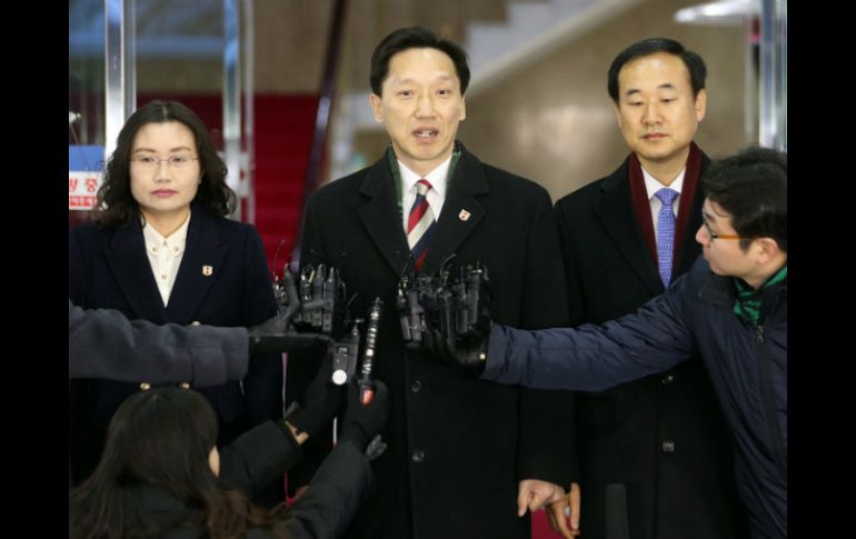Delegados de la Cruz Roja de Surcorea, hablan ante la prensa antes de reunirse con sus homólogos del norte. EFE /