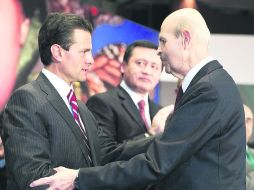 ESPALDARAZO. El Presidente Enrique Peña Nieto dialoga con el gobernador Fausto Vallejo. EFE /