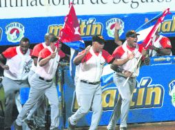 Oxígeno. Jugadores y entrenadores de Cuba celebran la victoria, la primera para un equipo cubano desde hace 54 años.  /