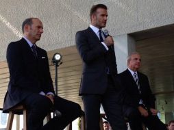 David Beckham, el comisionado de la MLS, Don Garber (i) y el alcalde de Miami, Carlos Giménez (d). Foto: @axloliver. ESPECIAL /