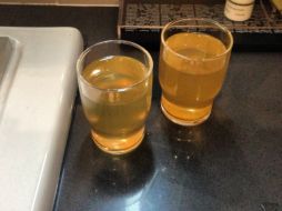 Esta fue la imagen que Stacy Clair subió a su cuenta de Twitter, con dos vasos de un líquido extraño. Twitter: @StacyStClair. ESPECIAL /