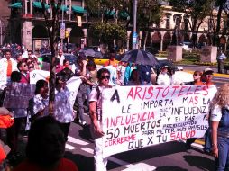 Durante unos momentos, los manifestantes cerraron la avenida Alcalde, frente a Catedral.  /