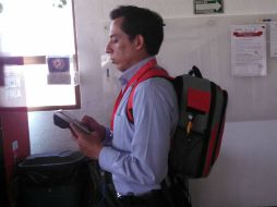 Los cajeros móviles cuentan con una terminal para hacer pagos con tarjeta.  /