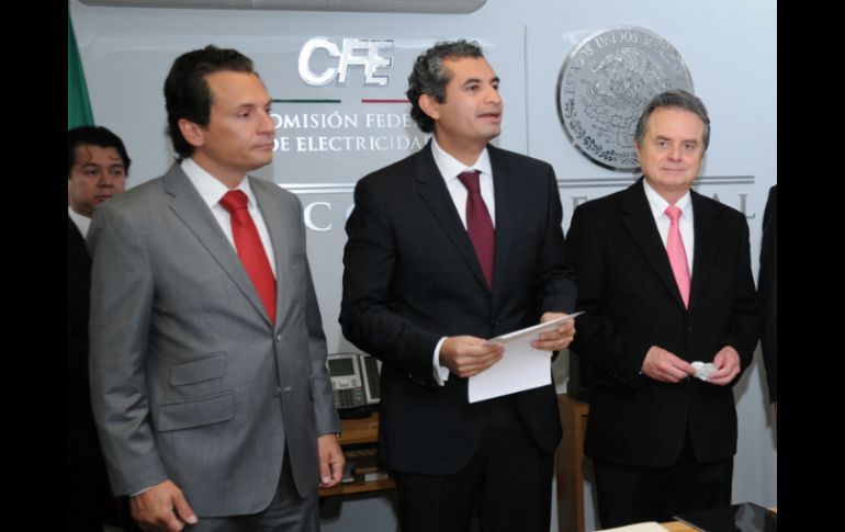 En la foto: Emilio Lozoya (i), director de Pemex, Enrique Ochoa (c), director de CFE y Pedro Joaquín Coldwell (d). NTX /