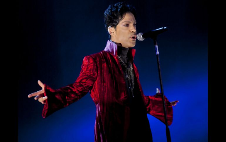 El cantante sorprende a sus fanáticos con su original presentación. ARCHIVO /