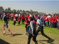 Los asistentes al entrenamiento se abalanzaron contra los jugadores para solicitarles una firma en lo que se pudiera.  /