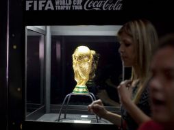 Ayer, la Copa del Mundo se exhibió en Guatemala. EFE /