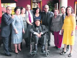 Camerino con sus hijos Humberto, Ana Rosa, Hilda, Roberto y Susana Espinosa, el padre Salvador Arufe con Teresa, Gildardo y Alicia.  /