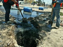 Se llevaron a cabo labores de saneamiento y cloración en la zona donde se rebosaron las aguas negras. ARCHIVO /