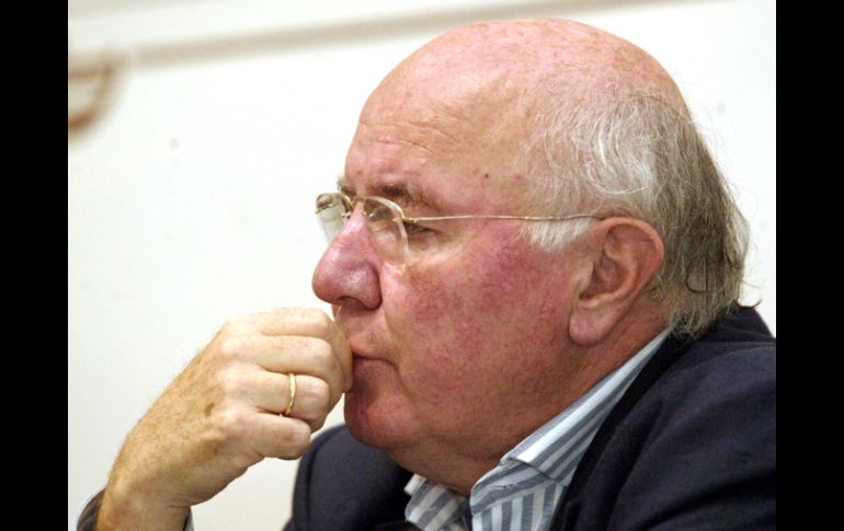 El escritor tijuanense ha sido sometido a dos diálisis por los problemas de insuficiencia renal que lo mantienen grave. ARCHIVO /