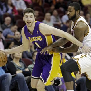 Lakers ganan con sólo cinco hombres