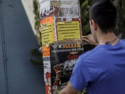 Las multas por fijar publicidad en postes y mobiliario urbano son de entre 336 y tres mil 364 pesos por poste. ARCHIVO /